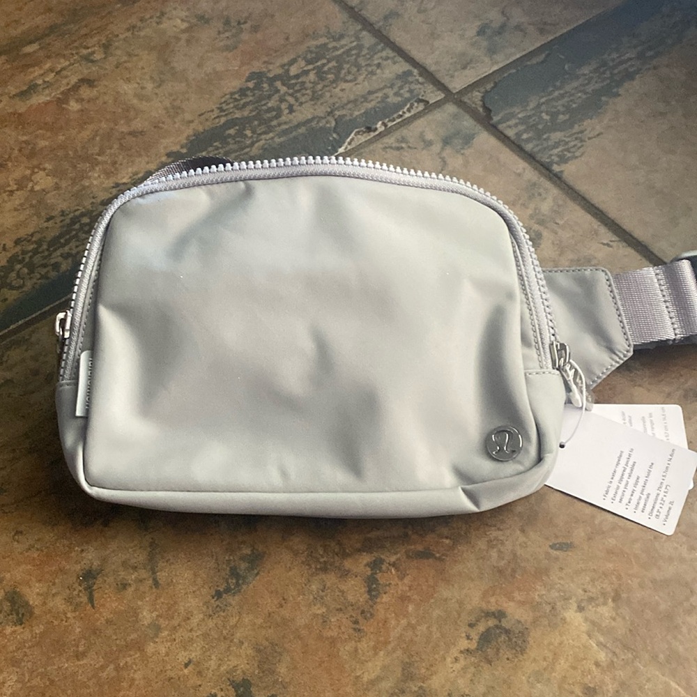 Lululemon everywhere belt bag large 2l light gray